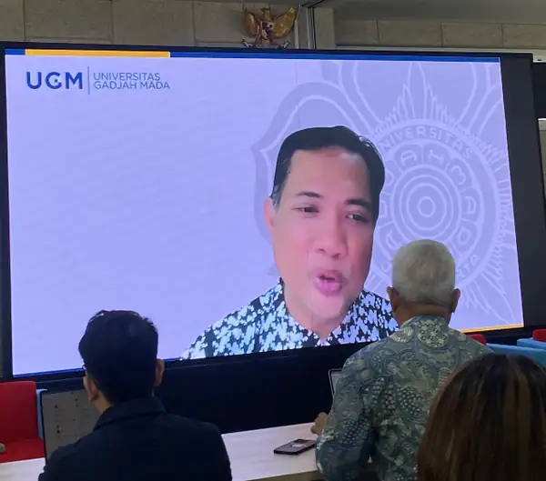 Prof. dr. Yodi Mahendradhata, Dekan FK-KMK UGM, memberikan sambutan secara daring